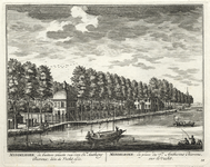 135743 Gezicht over de Vecht bij Loenen op de buitenplaats Middenhoek met op de voorgrond de theekoepel, uit het zuiden.